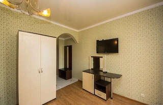 Гостиница Мария Витязево Двухместный номер с двуспальной кроватью и дополнительной кроватью-2